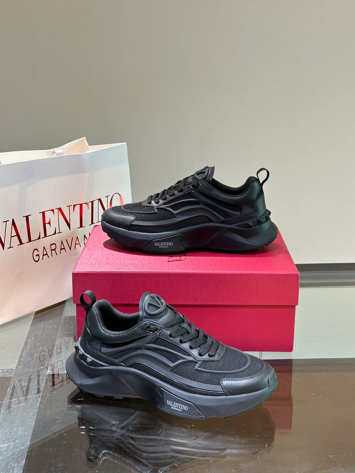 P500¥ Valentino/Valentino GaravaniTotaloopV logo new sports shoes, with leather details, silk screen printing on the tongue, combined with outsole, really easy to wear and very comfortable ~ Comes with 5 cm height increase✔️A must-have pair for fashionable men and beautiful women in summer! Size: 38-46